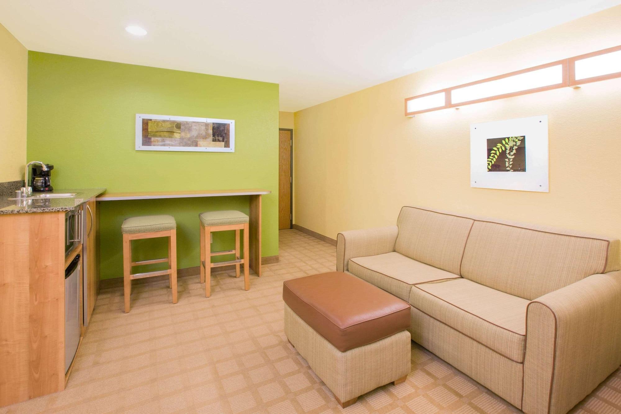 Microtel Inn & Suites By Wyndham Delphos Екстериор снимка
